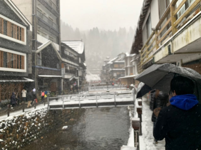 日本玩-「銀山溫泉」一個凝結在日本大正時代及宮崎駿童話裡的雪白世界，此生必訪！