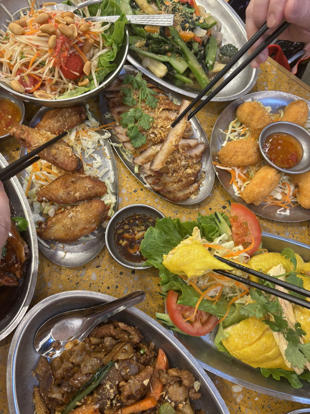 🌶️ 屯門泰料黑馬！「燒豬頸肉+炸蝦餅」封神組合～海南雞鮮嫩到犯規！