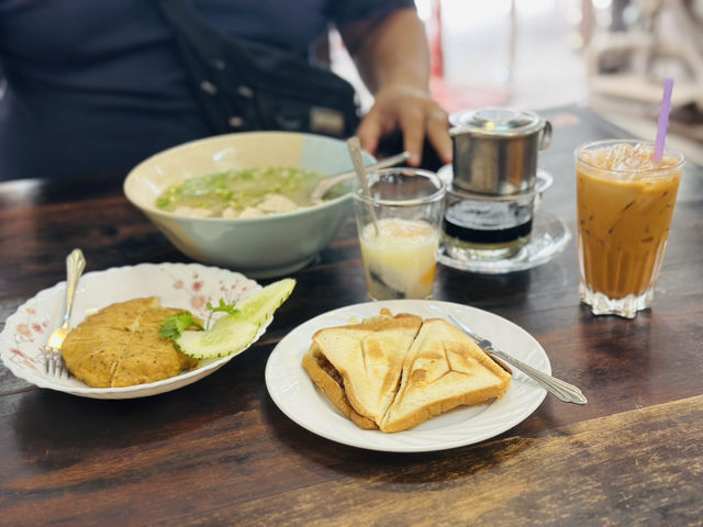 ปรุงสุข – คาเฟ่อาหารเช้าย้อนยุคใจกลางนครพนม 
