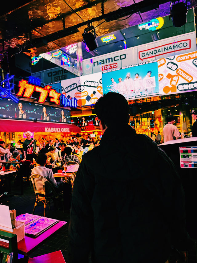 네온 사이로 피어나는 도쿄의 밤