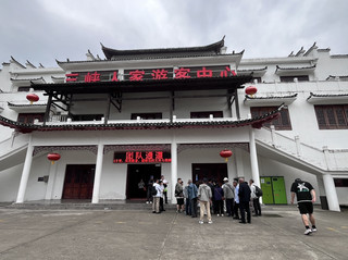 宛如世外桃源的宜昌三峽人家
我是於20260612在宜昌東站的遊客中心購買一日遊的票卷,這裡有巴士直接載您到景區遊玩並搭船,且會再載您回到宜昌東站,很方便。
我當天走了1萬8千多步,是已經有自費30元人民幣搭手扶梯的喔。這裡真的很美,還有表演可以看。
三峽人家風景區是位於中國湖北省宜昌市的國家 5A 級旅遊景區。它坐落於長江三峽中最為奇幻壯麗的西陵峽境內(長江大壩與葛洲壩之間),以「灣急、石奇、谷幽、洞絕、泉甘」的自然地質奇觀聞名。景區最具特色之處,在於將硤江兩岸的自然山水與豐富的巴楚文化、土家族民俗完美融合,打造出如夢似幻的原生態民俗場景。 
以下整理三峽人家的核心景點分區、民俗亮點與實用旅遊攻略:
核心景區三大分區
景區主要由水上人家、溪邊人家與山上人家三大區域組成,遊客通常透過船遊與步行相結合的方式遊覽。 
· 溪邊人家(龍進溪):景區內最具詩意與風情的核心景點。漫步在翠綠的竹林溪谷中,溪水清澈見底,一側是依山傍水、一半著陸一半入水的土家吊腳樓。這裡定時有溪邊少女揮著棒槌清洗衣服(浣紗)、阿哥吹簫、小橋流水鴨群嬉戲的動態場景,宛如世外桃源。 
· 水上人家:位於龍進溪與長江的交匯處。江面上停泊著久違的古帆船與烏篷船,展現昔日硤江漁民撒網打魚、與風浪搏擊的传统生活寫照。
· 山上人家(巴王寨):位於江邊的山上,展示了古老巴人的軍事城堡與歷史文化。在這裡可以參觀飛簷翹角的吊腳樓建築群、巴王宮、白虎堂等,並俯瞰長江第一灣「明月灣」的壯麗峽谷風貌。 
· 獨特文化與民俗表演
除了自然風光,景區內的互動式民俗體驗也是一大亮點:
· 土家婚嫁表演:在龍進溪的吊腳樓上,每天定時演出熱鬧的土家族傳統婚禮,峽江妹子會載歌載舞,並向樓下的遊客拋繡球選婿,被抽中的遊客可以上樓體驗換裝與對拜。
· 硤江號子與民俗歌舞:景區內常能聽到高亢激昂的船工「硤江號子」表演,再現昔日長江硤道上縴夫拉船的艱苦與豪邁。
實用旅遊資訊:
· 門票與交通費用
景區位於長江長江南岸,遊客必須從北岸搭船渡江入園,因此門票通常與交通船票捆綁銷售:
* 景區全價套票:210元人民幣/人。 (包含:景區門票 150元 + 往返換乘大巴票 30元 + 往返渡船票 30元)。
· 園內選用交通:單程索道(纜車)上山 30元/人、單程手扶電梯上山 30元/人(不想爬山上人家的遊客可以選擇搭乘)。

· 如何前往(交通指南)
1. 公共客運(推薦自由行):可在宜昌東站或夷陵廣場搭乘 10-1路旅遊專線公交,直達「胡金灘碼頭(王家坪遊客中心)」,車程約 1.5 小時。
2. 專線遊船(船進船出):可前往宜昌市區的黃柏河碼頭或葛洲壩碼頭,搭乘「兩壩一峽」的三峽人家專線遊船,可以一邊乘船飽覽西陵峽風光一邊直達景區。
3. 自駕:導航至「三峽人家風景區胡金灘遊客中心」,從市區出發沿專用公路行駛約 1 小時即可抵達。
遊玩小貼士
· 預留時間:景區面積較大,且包含山路與水路,完整走完山上、水上與溪邊人家建議至少預留 4–5 小時。
· 穿著建議:沿途有不少台階與溪邊濕滑路面,務必穿著舒適防滑的運動鞋。因靠近江邊風大,建議隨身攜帶一件薄外套,夏天一定要準備遮陽帽子與小毛巾備用擦汗。