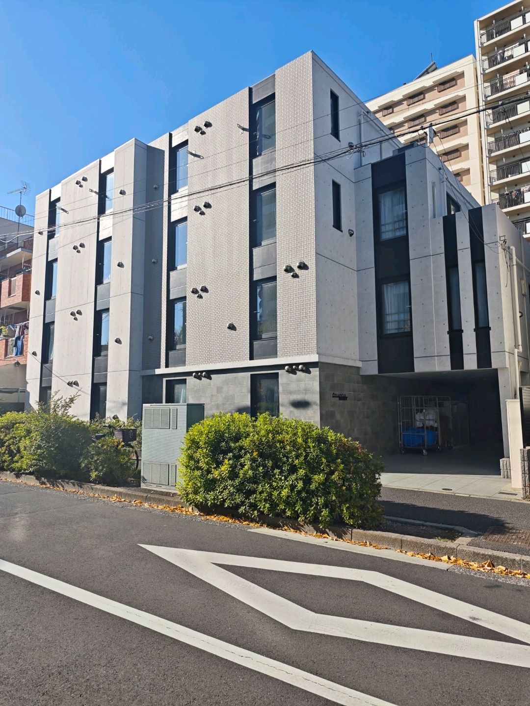 🏨 : FL RESIDENCE SHINJUKU

💵 : 3,000-5,000 THB per night

📝 : This is a residence-style accommodation featuring spacious and clean rooms fully equipped with appliances. It is located just about 500 meters from the train station, making it very convenient for commuting and finding food, with convenience stores nearby. However, there is no on-site receptionist. The property will contact you via Trip to provide instructions for using the room, checking in, and checking out. There is no elevator, so I highly recommend choosing a lower floor if you have heavy luggage, as you will have to carry it up yourself. 

📍: 3 Chome-21-8 Hyakunincho, Shinjuku City, Tokyo 169-0073, Japan