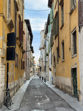 Stroll around Verona's old town, visit the market, Juliet's House, and the Verona Arena 🇮🇹