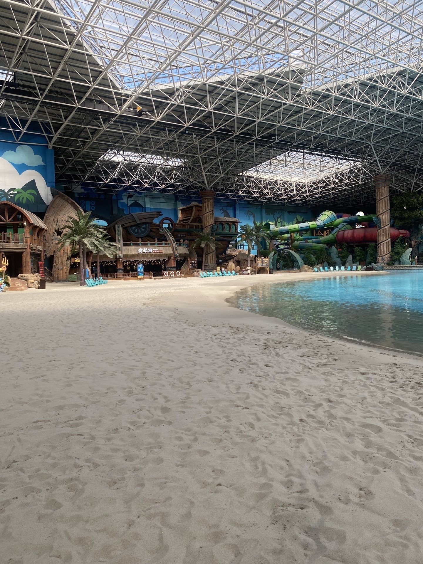HARBIN, ARE YOU SERIOUS?! 😳 THERE'S A TROPICAL PARADISE IN THE CITY OF ICE