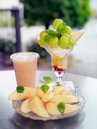 70 years of peach cultivation! A luxurious parfait at our farm cafe 🍑
