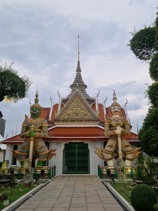 Bright lights, bustling streets, and unbeatable street food – Bangkok never sleeps.
