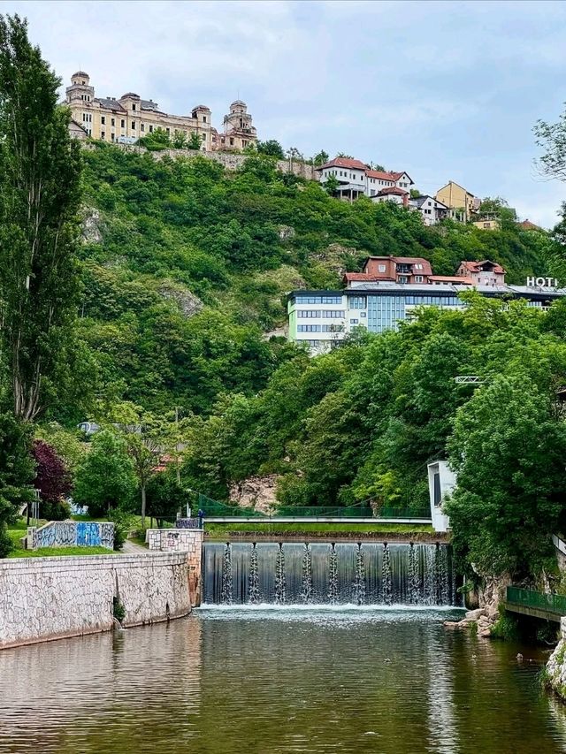 🕌 Sarajevo: A City Where Cultures Meet and History Lives On 🇧🇦✨