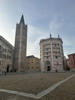 ปาร์มาเป็นเมืองที่มีเสน่ห์ในแคว้นเอมีเลีย-โรมัญญา ทางตอนเหนือของอิตาลี มีชื่อเสียงด้านประวัติศาสตร์ ศิลปะ และอาหารการกินอันยาวนาน เมืองนี้โดดเด่นด้วยสถาปัตยกรรมแบบโรมาเนสก์อันงดงาม ซึ่งรวมถึงมหาวิหารและหอศีลจุ่มปาร์มา ซึ่งมีชื่อเสียงจากจิตรกรรมฝาผนังอันงดงามของศิลปินยุคเรอเนซองส์ คอร์เรกจิโอ ปาร์มายังได้รับการยกย่องให้เป็นเมืองหลวงของหุบเขาอาหารของอิตาลี ที่มีชื่อเสียงในเรื่องชีสพาร์มิจาโน เรจจาโน และพาร์มาแฮม เมืองนี้มีวัฒนธรรมที่มีชีวิตชีวา โรงละครอันทรงเกียรติอย่าง Teatro Regio และพิพิธภัณฑ์ที่จัดแสดงผลงานของศิลปินเอกอย่างเลโอนาร์โด ดา วินชี ปาร์มาผสมผสานความสง่างามแบบชนชั้นสูง มรดกทางศิลปะ และความเป็นเลิศด้านอาหาร ทำให้เป็นจุดหมายปลายทางที่ไม่เหมือนใคร #ปาร์มา