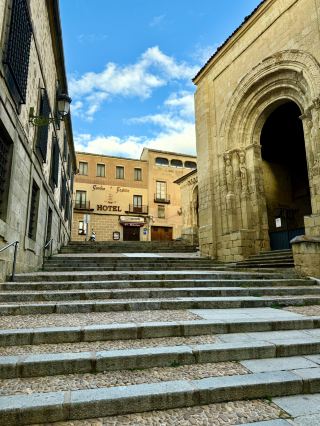 카페, 자갈길, 그리고 느린 아침의 매력