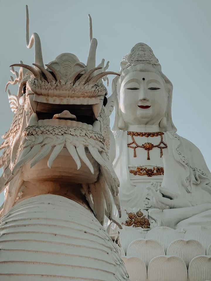 壮大で息を呑むほど美しい！✨ タイ最大の観音像に敬意を表し、祝福を