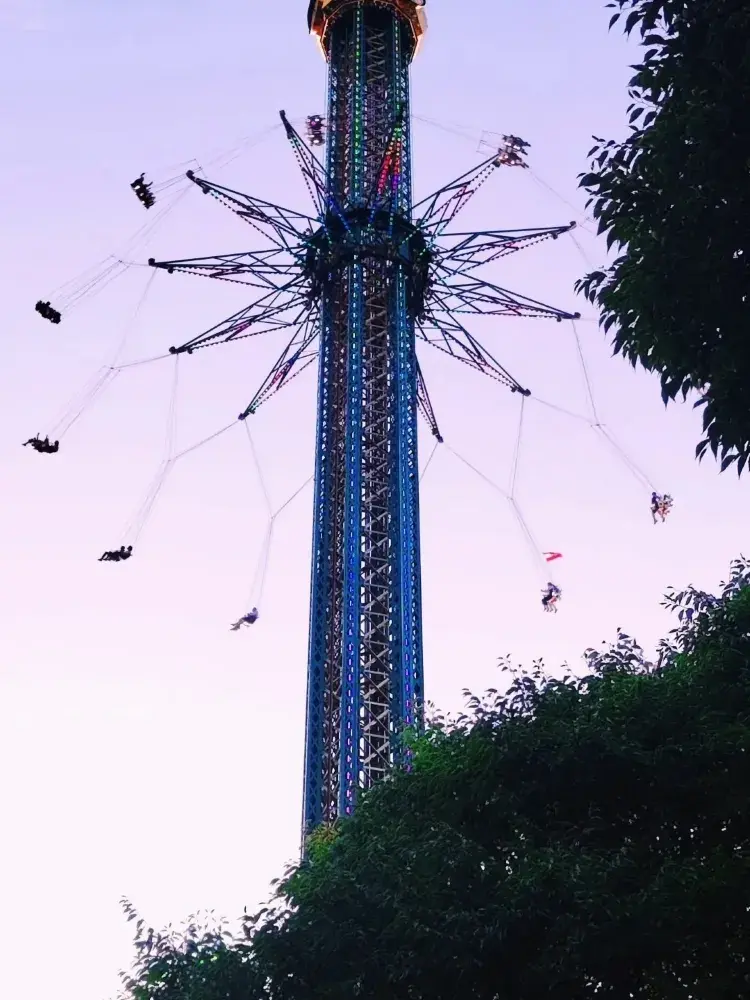 夕暮れとネオンにワクワク!ウィーンのプラーター遊園地!