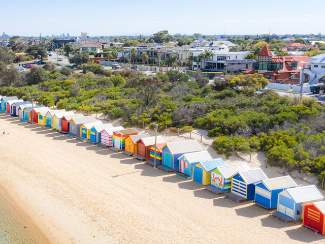 🌞🏖️ [Shocking] Melbourne's Brighton Beach: The Summer Paradise You Absolutely Can't Miss! 🌅🍹 