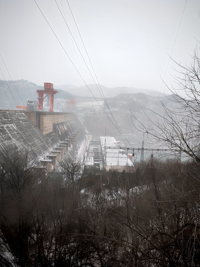 一夜雪後，濃霧中的三門峽大壩