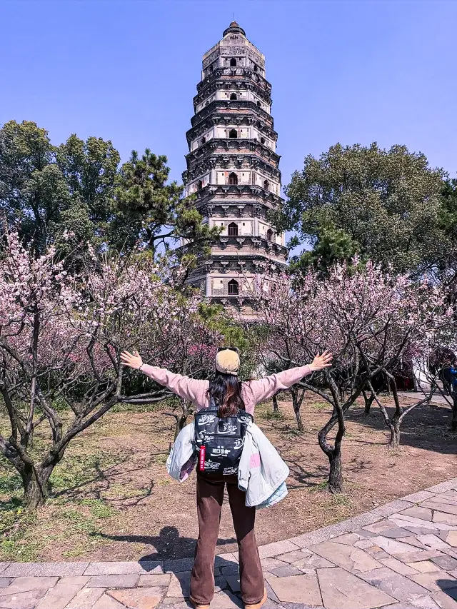 China has its own Leaning Tower of Pisa! It's the Tiger Hill in Suzhou