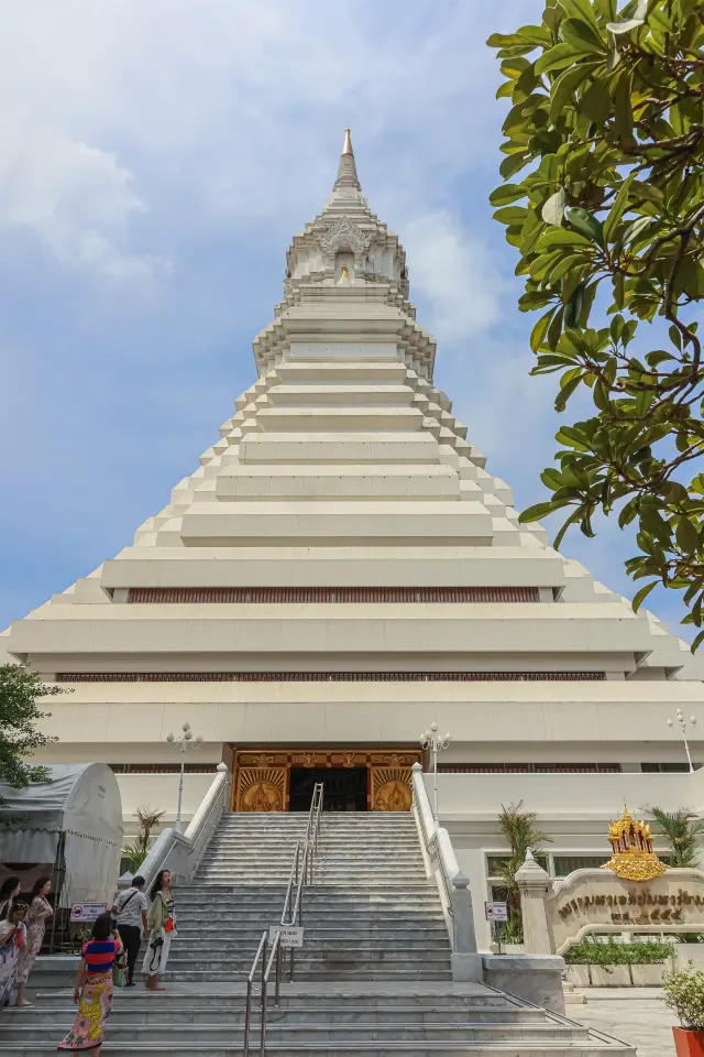 Wat Paknam Bhasicharoen: A New Landmark for Check-in in Bangkok