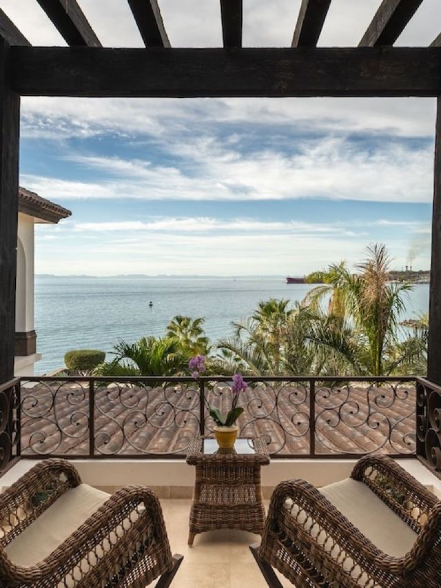 🌴 Baja Bliss: Top Hotel Picks in La Paz! 🏖️