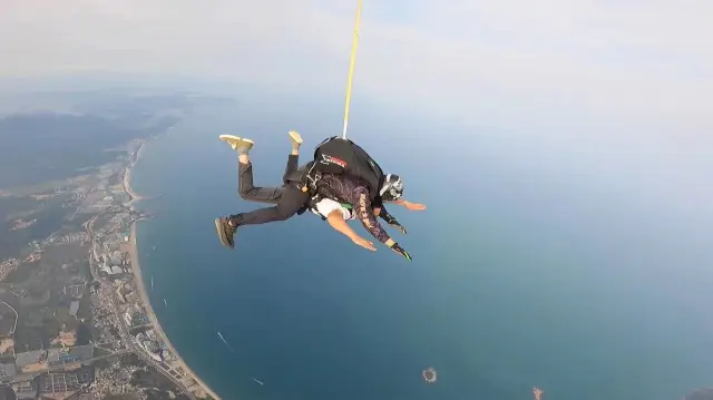Huizhou Shuangyue Bay Helicopter Skydiving at 4000 Meters.