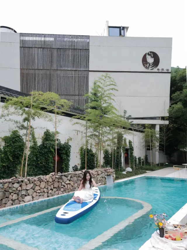 Staying at a guesthouse facing the bamboo sea of the Moganshan valley is worth revisiting