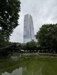 在繁華的靜安寺商圈，靜安公園是一塊珍貴的綠地