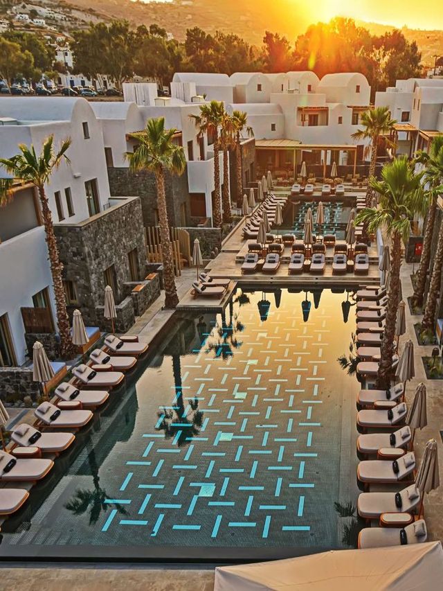 Santorini Sojourn 🌊✨: Luxe Clifftop Retreat!