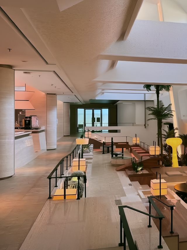打卡明星同款洞穴泳池酒店。