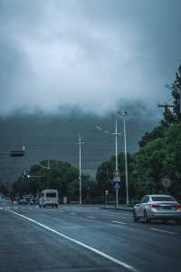 不在新疆蘇州人有自己的「阿勒泰」||雨後通往大陽山的路上， 只見山間霧氣繚繞， 彷彿一幅流動的水。