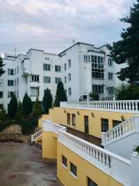 沿著雅羅斯拉夫伏爾加河岸堤漫步，享受夏日清涼之旅。