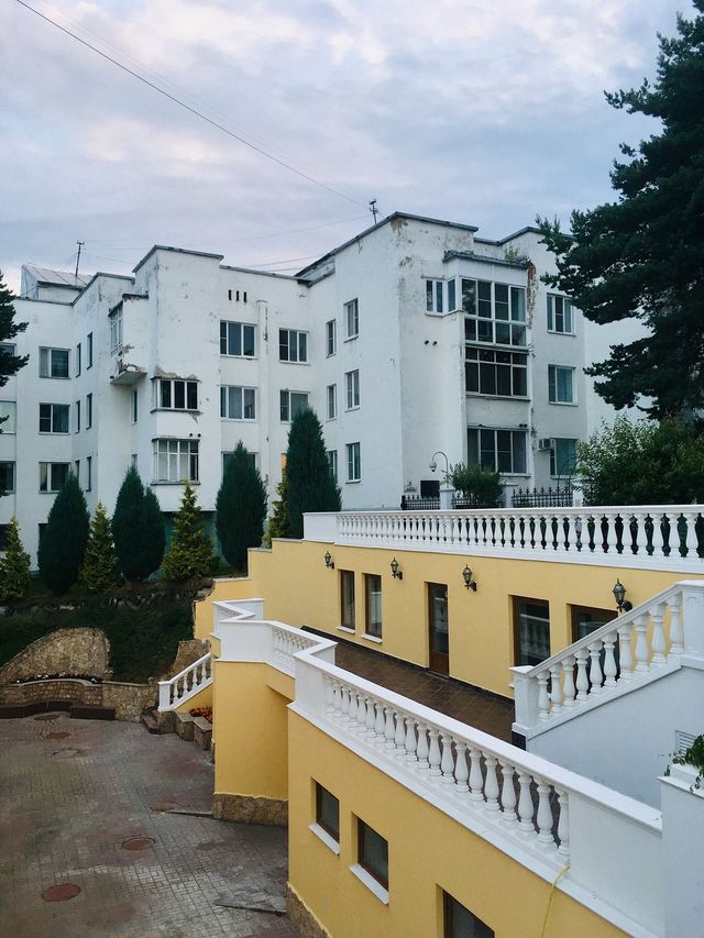 沿著雅羅斯拉夫伏爾加河岸堤漫步，享受夏日清涼之旅。