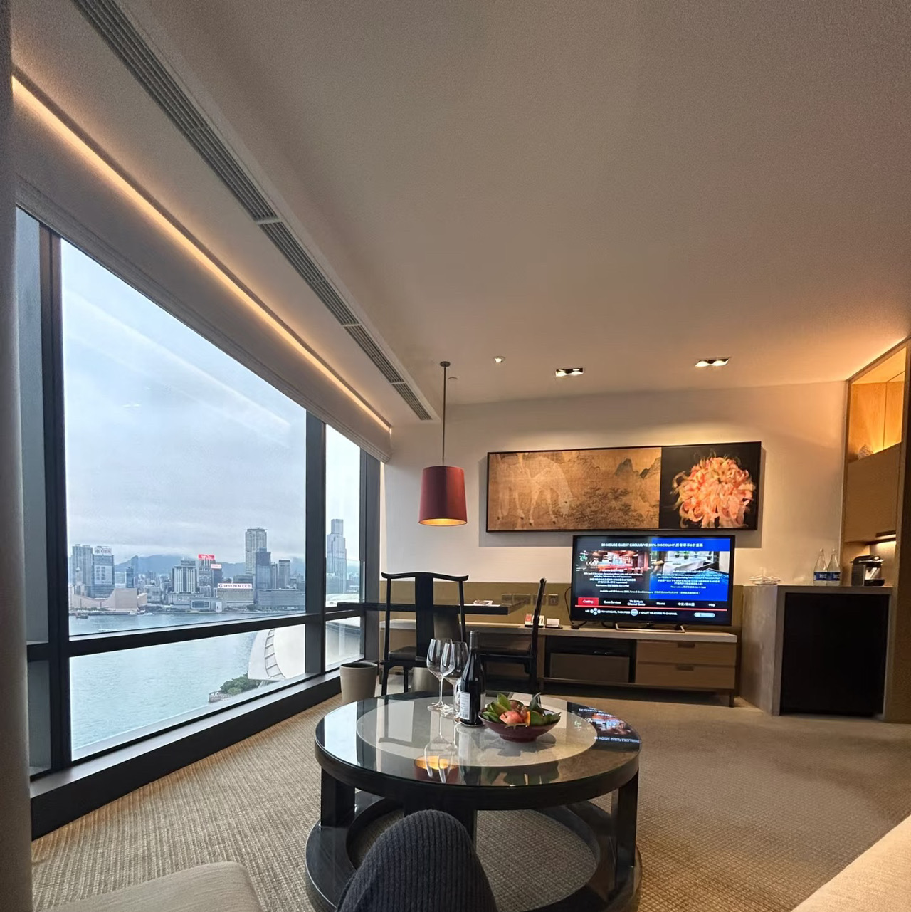 #Hong Kong Seaview Hotel
The money is not spent on the hotel, but on embracing the dazzling night view of Hong Kong! The stay experience is totally worth the money~

I stayed in 7 hotels during this trip to the Greater Bay Area, and the sea view suite at Grand Hyatt Hong Kong made it straight into the top three in my mind! 🌆TOP1 is undoubtedly the Ritz-Carlton, Hong Kong, with a breathtaking bird's eye view of Victoria Harbour; TOP2 is the Mandarin Oriental, Guangzhou, with a space designed by Master Chi Yutang that you will fall in love with at first sight! The charm of Grand Hyatt lies in the unparalleled immersive sea view.

I was worried that this old hotel might have a strange smell or feel old due to its age, but I was stunned the moment I opened the door! The floor-to-ceiling windows offer an unobstructed view of Victoria Harbour. Standing in front of the window, the hustle and bustle are isolated from the outside, leaving only tranquility and comfort in the room. Just quietly gazing at the light and shadows flowing outside the window, my heart is also soothed by the gentle time, and all the fatigue disappears~

#HongKongTravel #VictoriaHarbour #HotelRecommendation #GrandHyattHongKong #TravelAccommodation #DestinationToStayInHotel #SeaViewSuite #HongKongCheckIn
