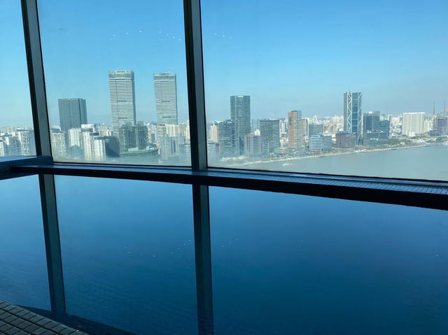 陸家嘴香格里拉泳池🌆 270°全景落地窗絕了