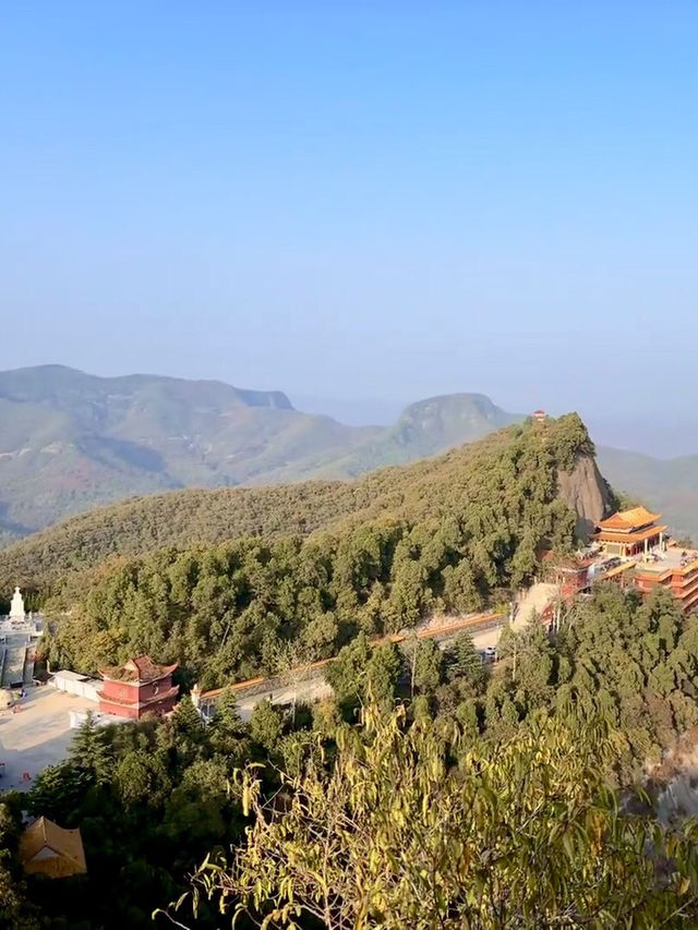 晨霧繚繞‧照金香山的紅色與蒼翠 晨霧繚繞‧照金香山的紅色與蒼翠