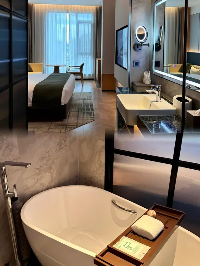 I declare that from now on, whenever I go to Changsha, I will stay here...