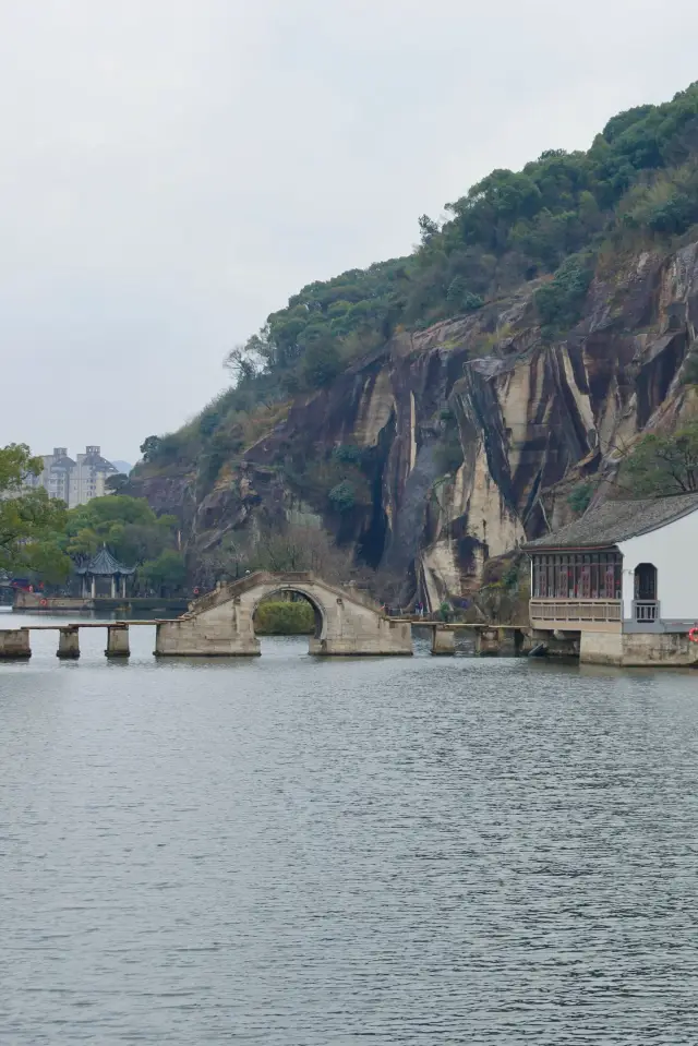 Shaoxing East Lake: The Ink-Wash Scenery of Jiangnan Amidst Rocky Cliffs