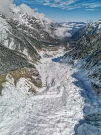 秋末初冬的海螺溝,是雪與金黃交織的雙重浪漫 原來季節的交界,可以這麼好看。 冬日的海螺溝是銀裝
