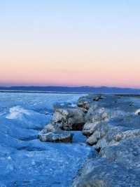 冰封青海湖:藏著藍冰與天鵝的冬日祕境