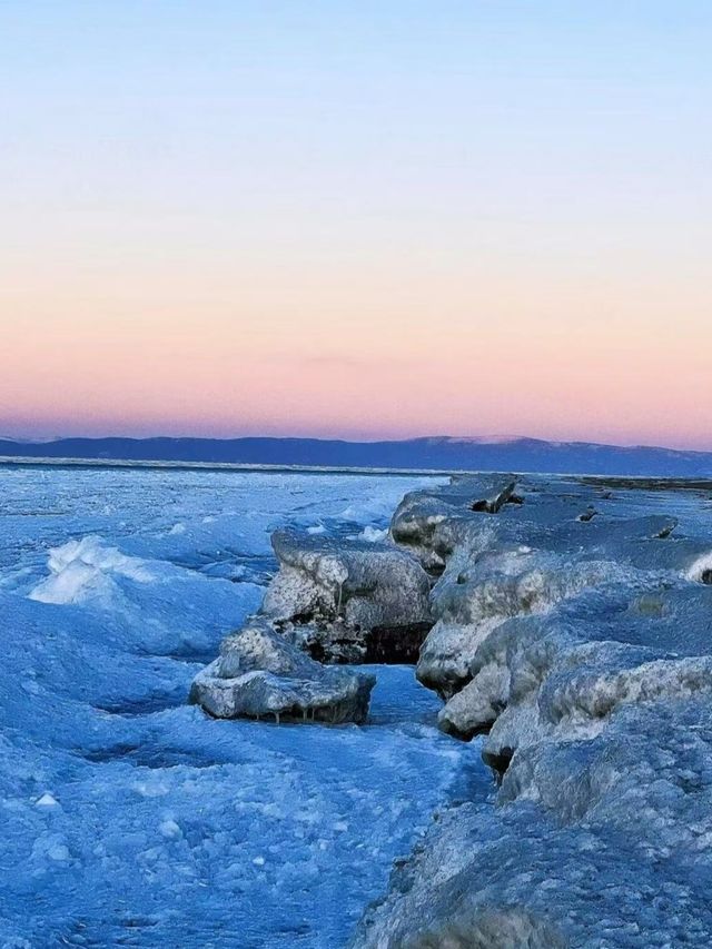 冰封青海湖:藏著藍冰與天鵝的冬日祕境 冰封青海湖:藏著藍冰與天鵝的冬日祕境