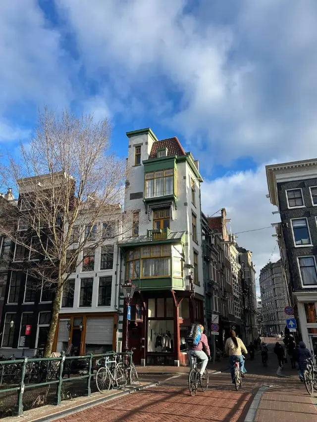 Amsterdam Canal District Winter Stroll Guide: Unlock the Light and Charm of the Water City
