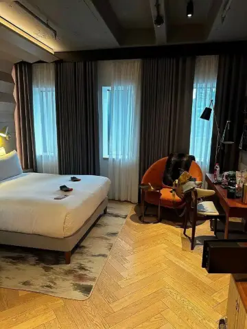 Highly recommended! Stay here when you go to London! Convenient transportation and comfortable stay!