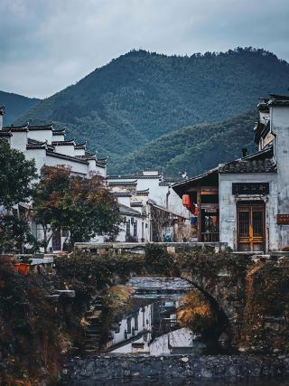 Hongcun has been over-visited, so you can go to the nearby small mountain village.