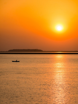 The sunset over Dongting Lake is a breathtaking evening scene hidden in the Hunan and Hubei lands.