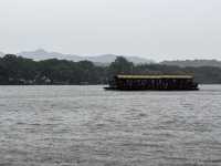 หน้าฝน คนเหงา ล่องเรือไปเกาะกลางทะเลสาบซีหู