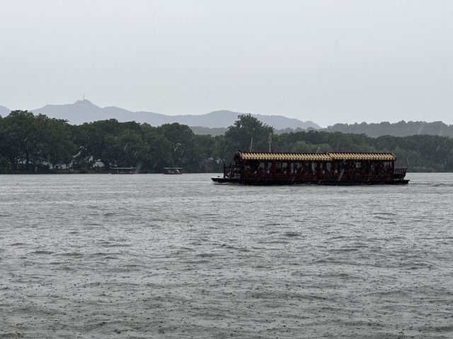 หน้าฝน คนเหงา ล่องเรือไปเกาะกลางทะเลสาบซีหู