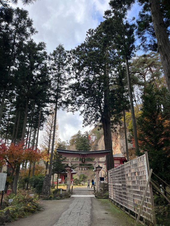 1200年の歴史を感じる岩窟、達谷毘沙門堂 | Trip.com 平泉町