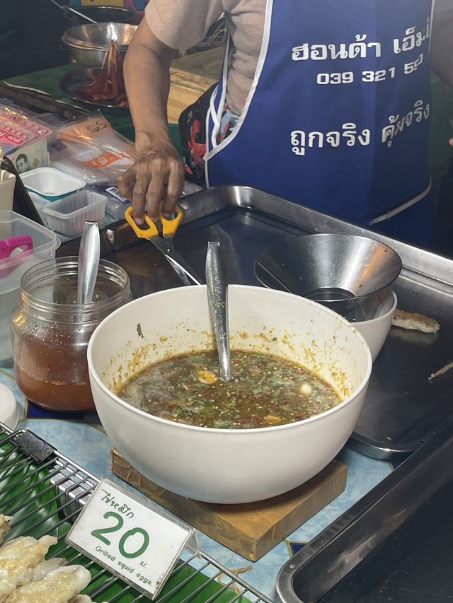 ปลาหมึกย่าง เจ๊หวิน 🌶️🐙 ตลาดนัดเซนทริค จันทบุรี 