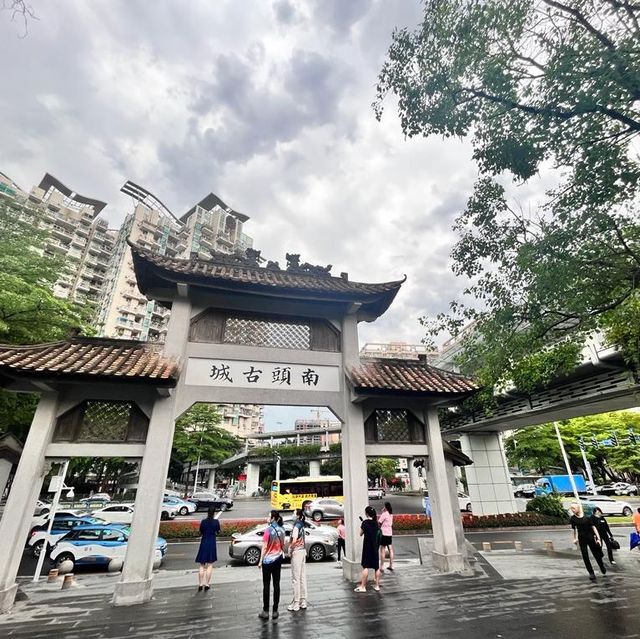 繁華鬧市之中的古城