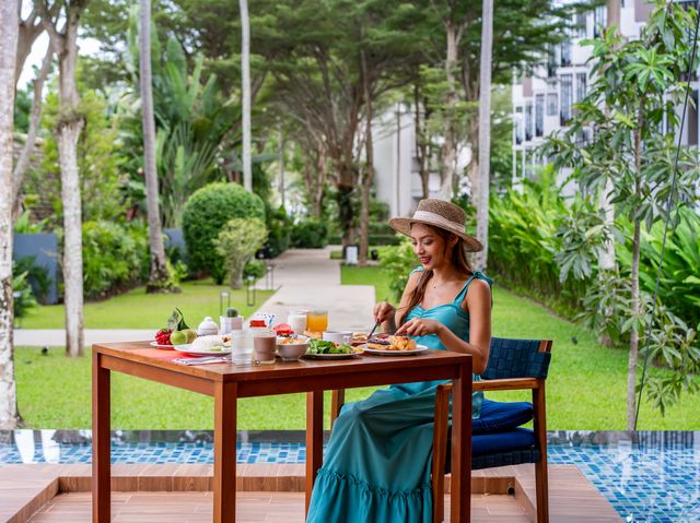 พักสบายติดชายหาดที่ Le Meridien Phuket Mai Khao