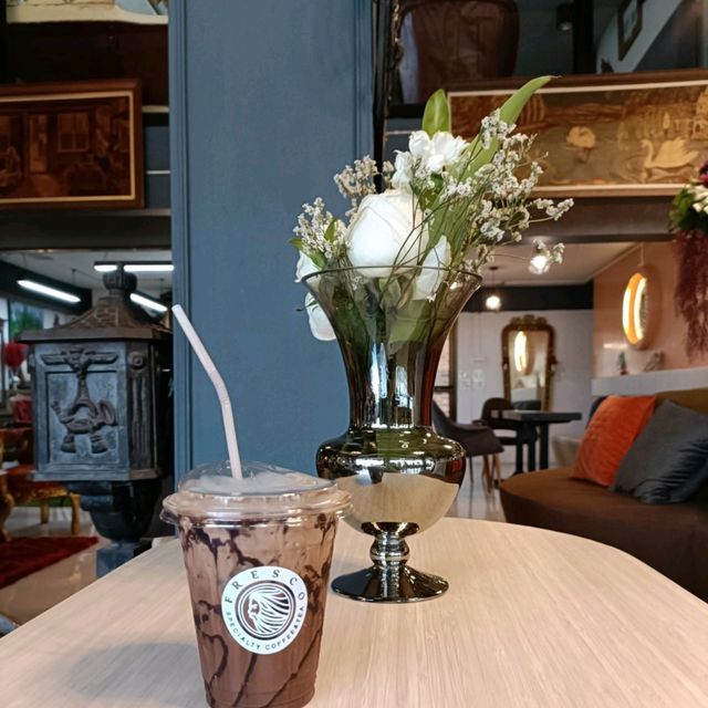 Fresco Specialty Coffee & Tea ร้านสวยริมน้ำน่าน