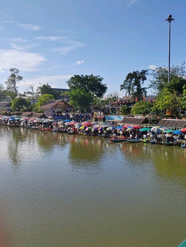 Sunny Day in Klonghae Floating Market 