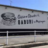 ハンバーガーに生野菜を挟まない店
