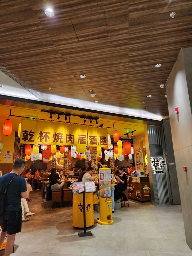 以美食餐飲為主打的商場